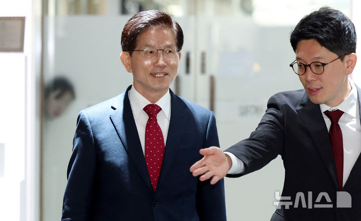 [서울=뉴시스] 추상철 기자 = 국민의힘 소속으로 대선 출마를 선언한 김문수 전 고용노동부 장관이 16일 오전 서울 중구 서울시청에서 오세훈 서울시장과 조찬 회동을 위해 이동하고 있다. 2025.04.16. scchoo@newsis.com