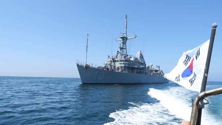 [서울=뉴시스] 지난해 4월 한미 연합 기뢰전 훈련 자료 사진으로, 경북 포함 해역에서 미 해군 소해함 워리어함이 기동하고 있다. (사진=뉴시스DB) *재판매 및 DB 금지