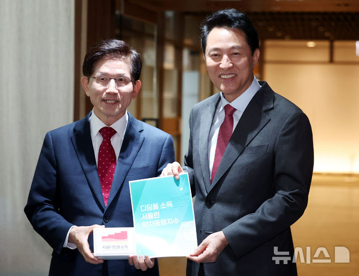 [서울=뉴시스] 추상철 기자 = 오세훈 서울시장과 국민의힘 소속으로 대선 출마를 선언한 김문수 전 고용노동부 장관이 16일 오전 서울 중구 서울시청에서 조찬 회동을 한 후 기념촬영을 하고 있다. 2025.04.16. scchoo@newsis.com