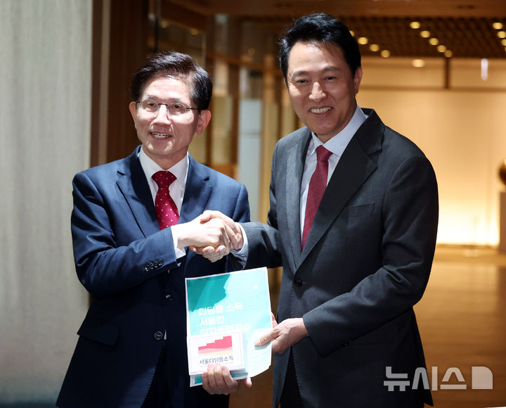 [서울=뉴시스] 추상철 기자 = 오세훈 서울시장과 국민의힘 소속으로 대선 출마를 선언한 김문수 전 고용노동부 장관이 16일 오전 서울 중구 서울시청에서 조찬 회동을 한 후 기념촬영을 하고 있다. 2025.04.16. scchoo@newsis.com