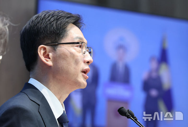 [서울=뉴시스] 권창회 기자 = 대선 출마를 선언한 김경수 전 경남지사가 16일 서울 여의도 국회 소통관에서 열린 경제분야 정책발표 기자회견에서 발언하고 있다. 2025.04.16. kch0523@newsis.com
