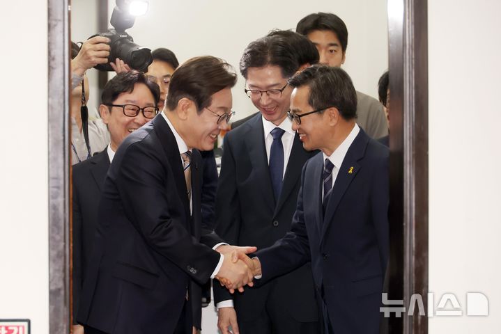 [서울=뉴시스] 고승민 기자 = 16일 서울 여의도 국회에서 열린 더불어민주당 제21대 대통령 후보자 선출을 위한 경선 공명선거 실천 서약식에서 이재명, 김경수, 김동연 후보가 인사를 나누고 있다. 2025.04.16. kkssmm99@newsis.com