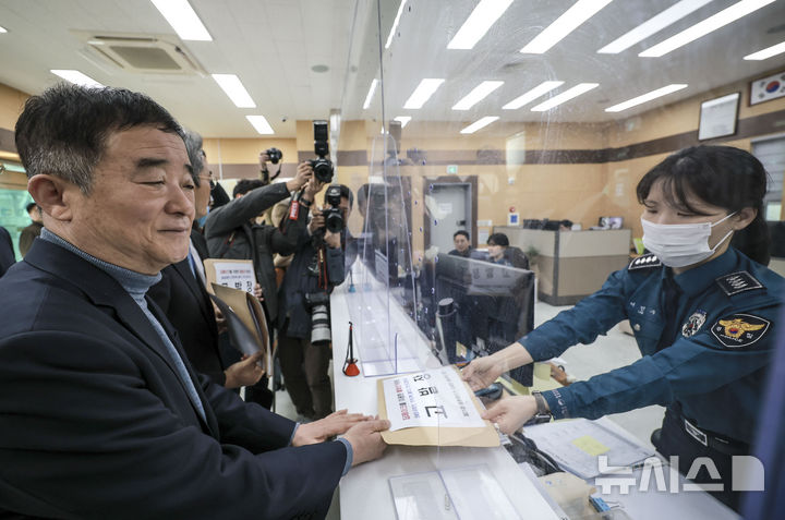 [서울=뉴시스] 정병혁 기자 = 강득구 더불어민주당 이재명 대통령선거 예비후보 선거대책위원회 현안대응TF단장을 비롯한 소속 의원들이 16일 서울 종로구 서울경찰청에 딥페이크 영상 유포자 고발장 접수를 하고 있다. 2025.04.16. jhope@newsis.com