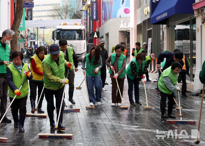 [서울=뉴시스] 홍효식 기자 = 지난해 4월 16일 서울 중구 명동거리에서 구청, 상인, 자원봉사자 등 관계자들이 2025년 봄맞이 대청소를 하고 있다. 2025.04.16. yesphoto@newsis.com