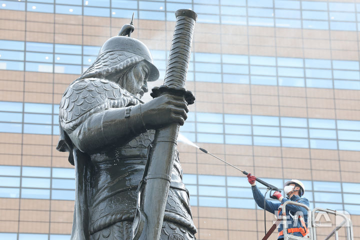 [서울=뉴시스] 배훈식 기자 = 서울시 관계자들이 16일 오전 서울 종로구 광화문광장에서 이순신 동상을 세척하고 있다. 2025.04.16. dahora83@newsis.com