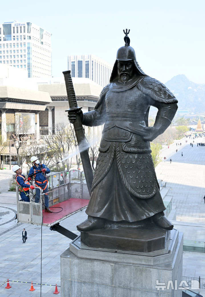 [서울=뉴시스] 배훈식 기자 = 서울시 관계자들이 16일 오전 서울 종로구 광화문광장에서 이순신 동상을 세척하고 있다. (공동취재) 2025.04.16. photo@newsis.com