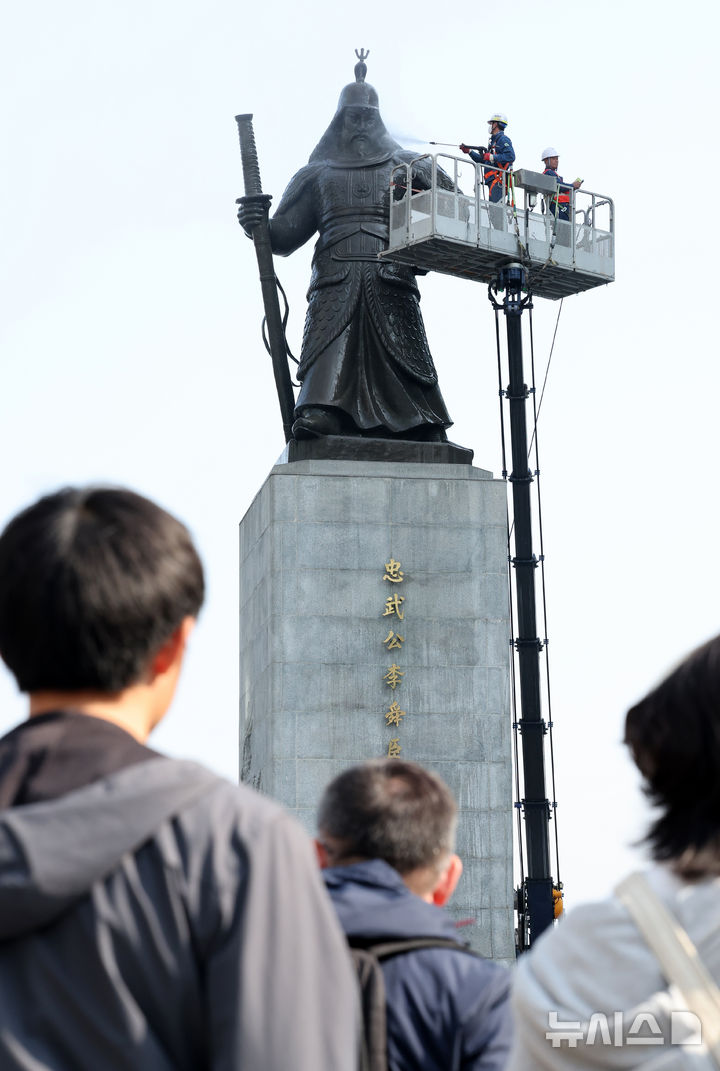 [서울=뉴시스] 배훈식 기자 = 서울시 관계자들이 16일 오전 서울 종로구 광화문광장에서 이순신 동상을 세척하고 있다. 2025.04.16. dahora83@newsis.com