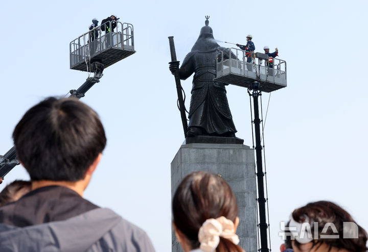 [서울=뉴시스] 배훈식 기자 = 서울시 관계자들이 16일 오전 서울 종로구 광화문광장에서 이순신 동상을 세척하고 있다. 2025.04.16. dahora83@newsis.com