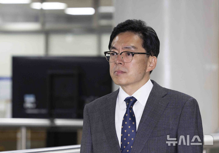 [서울=뉴시스] 김근수 기자 = ’12·3 비상계엄' 사태 관련 내란중요임무종사 등 혐의로 기소된 윤승영 전 경찰청 국가수사본부 수사기획조정관(치안감)이 지난달 16일 오전 서울 서초구 서울중앙지방법원에서 열린 공판에 출석하고 있다. 2025.05.21. ks@newsis.com