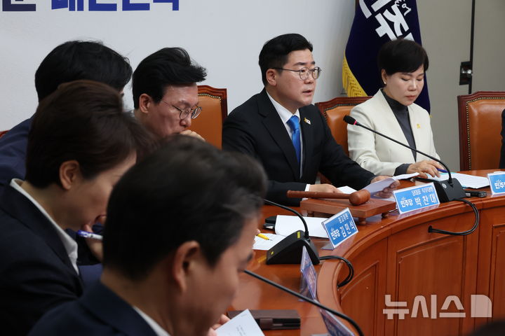 [서울=뉴시스] 고승민 기자 = 박찬대 더불어민주당 대표 직무대행 겸 원내대표가 16일 서울 여의도 국회에서 열린 최고위원회의에서 발언하고 있다. 2025.04.16. kkssmm99@newsis.com