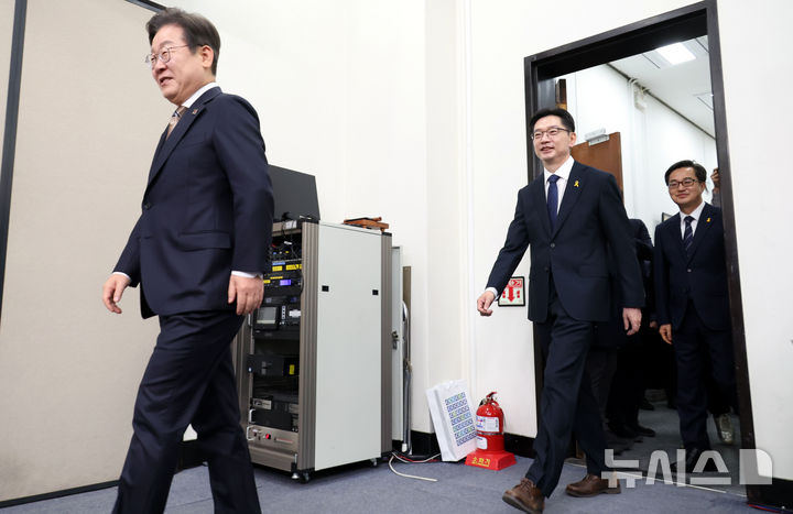 [서울=뉴시스] 조성봉 기자 = 이재명(왼쪽부터), 김경수, 김동연 제21대 대통령 선거 더불어민주당 경선 후보가 16일 오전 서울 여의도 국회에서 열린 공명선거 실천 서약식에 참석하고 있다. 2025.04.16. suncho21@newsis.com