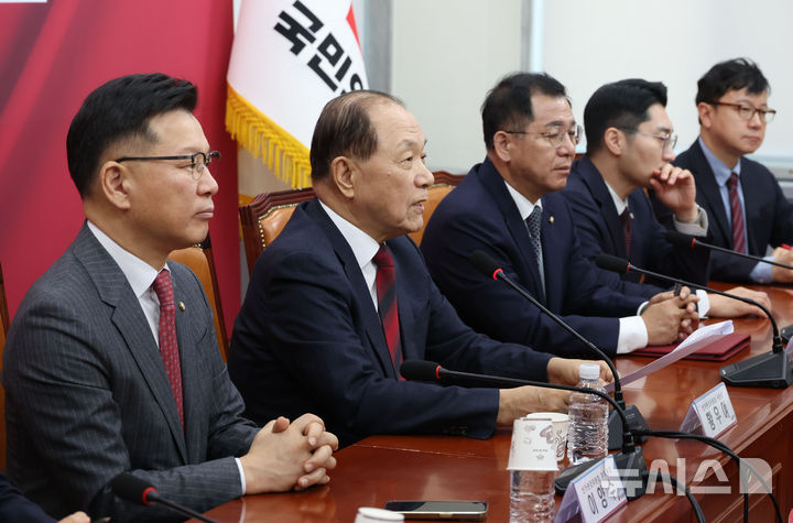 [서울=뉴시스] 조성봉 기자= 황우여 국민의힘 선거관리위원장이 16일 오전 서울 여의도 국회에서 열린 대통령후보자 선출을 위한 경선 선거관리위원회 회의에서 발언을 하고 있다. 2025.04.16. suncho21@newsis.com