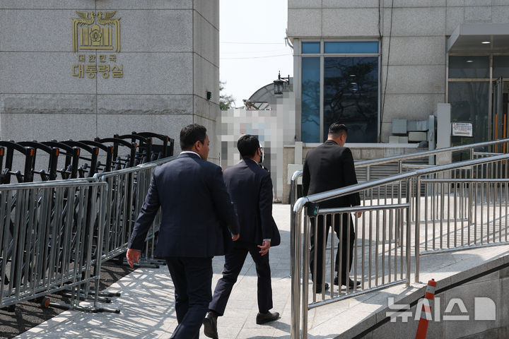 [서울=뉴시스] 조수정 기자 = 경찰 비상계엄 특별수사단이 16일 서울 용산 대통령실 압수수색을 위해 민원실 출입구로 들어가고 있다. 2025.04.16. chocrystal@newsis.com
