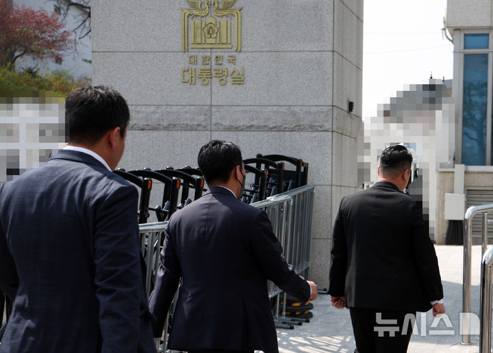 [서울=뉴시스] 조수정 기자 = 경찰 비상계엄 특별수사단이 16일 서울 용산 대통령실 압수수색을 위해 민원실 출입구로 들어가고 있다. 2025.04.16. chocrystal@newsis.com