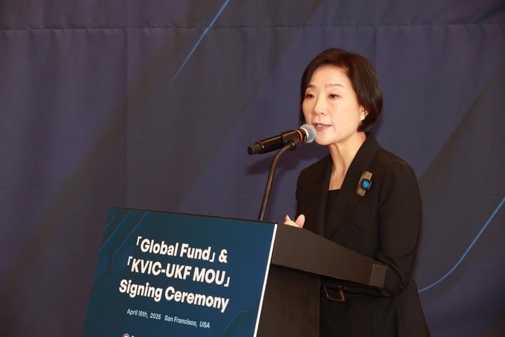 [서울=뉴시스] 오영주 중소벤처기업부 장관이 15일(현지 시간) 미국 샌프란시스코에서 열린 글로벌 펀드 결성식 및 MOU 체결식에서 축사를 하고 있다. (사진=중소벤처기업부 제공) 2025.04.16. photo@newsis.com *재판매 및 DB 금지