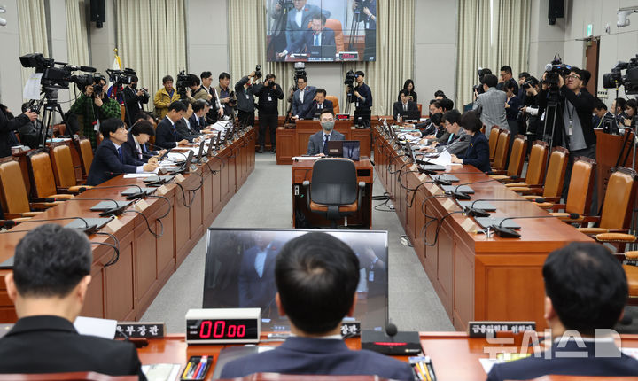 [서울=뉴시스] 권창회 기자 = 16일 서울 여의도 국회에서 열린 법제사법위원회 전체회의에서 정청래 법사위원장이 의사봉을 두드리고 있다. 2025.04.16. kch0523@newsis.com