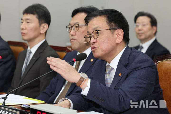 [서울=뉴시스] 권창회 기자 = 최상목 경제부총리 겸 기획재정부 장관이 16일 서울 여의도 국회에서 열린 법제사법위원회 전체회의 최상목탄핵 청문회에서 의원질의에 답하고 있다. 2025.04.16. kch0523@newsis.com