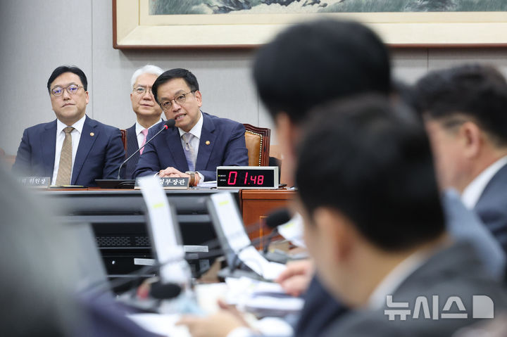 [서울=뉴시스] 권창회 기자 = 최상목 경제부총리 겸 기획재정부 장관이 16일 서울 여의도 국회에서 열린 법제사법위원회 전체회의 최상목탄핵 청문회에서 의원질의에 답하고 있다. 2025.04.16. kch0523@newsis.com