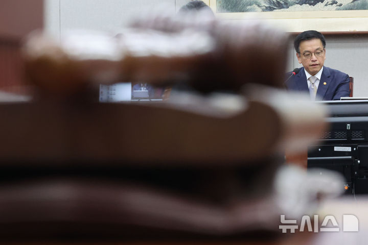 [서울=뉴시스] 권창회 기자 = 최상목 경제부총리 겸 기획재정부 장관이 16일 서울 여의도 국회에서 열린 법제사법위원회 전체회의 최상목탄핵 청문회에 참석해 자리하고 있다. 2025.04.16. kch0523@newsis.com