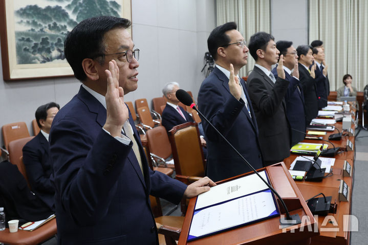 [서울=뉴시스] 권창회 기자 = 최상목 경제부총리 겸 기획재정부 장관이 16일 서울 여의도 국회에서 열린 법제사법위원회 전체회의 최상목탄핵 청문회에서 증인선서를 하고 있다. 2025.04.16. kch0523@newsis.com