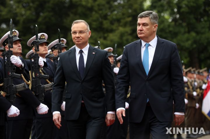 [자그레브 ( 크로아티아)= 신화/뉴시스]&nbsp; 조란 밀라노비치 크로아티아 대통령(오른쪽)이 4월 15일 방문한&nbsp; 안드레이 두다 폴란드 대통령을 맞아 함께 환영행사를 하고 있다. 크로아티아는 전력부족을 위해 소형 모듈원자로를 건설할 계획이라고 경제부장관이 발표했다.&nbsp; 2025. 05. 22.&nbsp; 