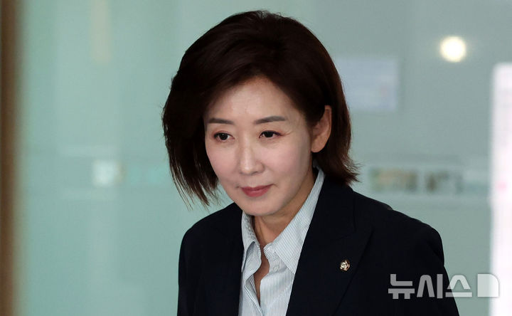 [서울=뉴시스] 추상철 기자 = 대선 출마를 선언한 나경원 국민의힘 의원이 16일 오전 서울 중구 서울시청에서 오세훈 서울시장을 만나기 위해 이동하고 있다. 2025.04.16. scchoo@newsis.com