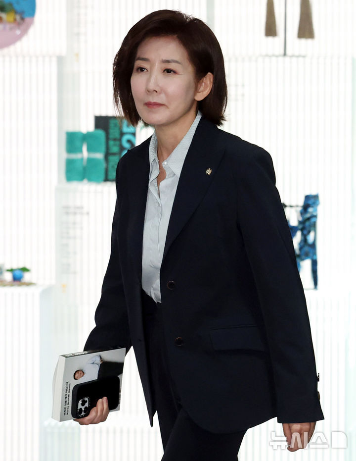 [서울=뉴시스] 추상철 기자 = 대선 출마를 선언한 나경원 국민의힘 의원이 16일 오전 서울 중구 서울시청에서 오세훈 서울시장을 만나기 위해 이동하고 있다. 2025.04.16. scchoo@newsis.com