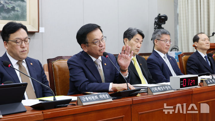 [서울=뉴시스] 조성우 기자 = 16일 오전 서울 여의도 국회에서 열린 법제사법위원회의 최상목 기획재정부 장관 탄핵소추사건 조사 청문회에서 최 장관(왼쪽 두 번째)이 의원 질의에 답변하고 있다.  왼쪽부터 김병환 금융위원장, 최 장관, 이주호 사회부총리 겸 교육부 장관, 김석우 법무부 차관, 이완규 법제처장. 2025.04.16. xconfind@newsis.com