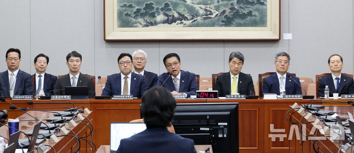 [서울=뉴시스] 조성우 기자 = 16일 오전 서울 여의도 국회에서 열린 법제사법위원회의 최상목 기획재정부 장관 탄핵소추사건 조사 청문회에서 최 장관(앞줄 네 번째)이 의원 질의에 답변하고 있다.  앞줄 왼쪽부터 윤인대 기획재정부 차관보, 이복현 금융감독원장, 김병환 금융위원장, 최 장관, 이주호 사회부총리 겸 교육부 장관, 김석우 법무부 차관, 이완규 법제처장. 2025.04.16. xconfind@newsis.com