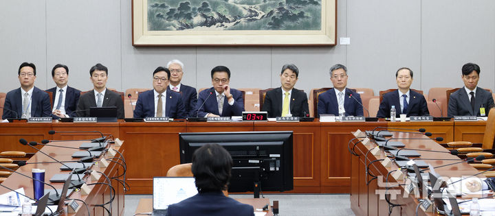 [서울=뉴시스] 조성우 기자 = 16일 오전 서울 여의도 국회에서 열린 법제사법위원회의 최상목 기획재정부 장관 탄핵소추사건 조사 청문회에서 최 장관(앞줄 네 번째) 등 관계 증인들이 출석해 자리하고 있다. 앞줄 왼쪽부터 윤인대 기획재정부 차관보, 이복현 금융감독원장, 김병환 금융위원장, 최 장관, 이주호 사회부총리 겸 교육부 장관, 김석우 법무부 차관, 이완규 법제처장, 박현수 서울경찰청장 직무대리. 2025.04.16. xconfind@newsis.com