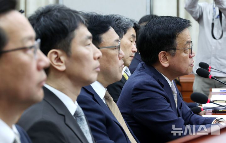 [서울=뉴시스] 조성우 기자 = 16일 오전 서울 여의도 국회에서 열린 법제사법위원회의 최상목 기획재정부 장관 탄핵소추사건 조사 청문회에서 최 장관(오른쪽)이 의원 질의에 답변하고 있다.왼쪽부터 윤인대 기획재정부 차관보, 이복현 금융감독원장, 김병환 금융위원장, 이주호 사회부총리 겸 교육부 장관, 최 장관. 2025.04.16. xconfind@newsis.com