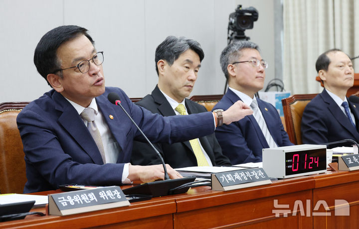 [서울=뉴시스] 조성우 기자 = 16일 오전 서울 여의도 국회에서 열린 법제사법위원회의 최상목 기획재정부 장관 탄핵소추사건 조사 청문회에서 최 장관(왼쪽)이 의원 질의에 답변하고 있다.왼쪽부터 최 장관, 이주호 사회부총리 겸 교육부 장관, 김석우 법무부 차관, 이완규 법제처장. 2025.04.16. xconfind@newsis.com