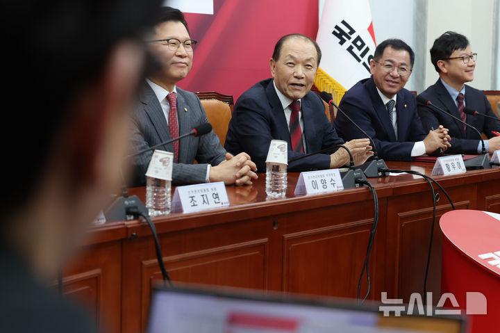 [서울=뉴시스] 권창회 기자 = 황우여 국민의힘 선거관리위원장이 16일 서울 여의도 국회에서 열린 대통령후보자 선출을 위한 경선 선거관리위원회 회의를 마치고 1차 경선 진출자를 발표한 뒤 취재진 질문에 답하고 있다. 2025.04.16. kch0523@newsis.com
