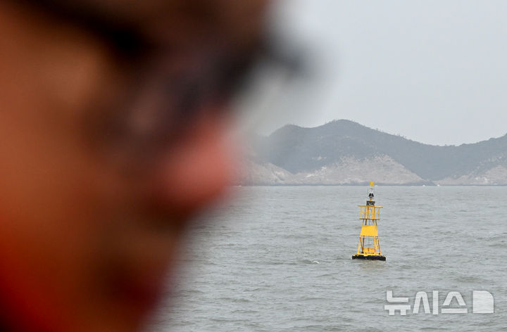 [진도=뉴시스] 김혜인 기자 = 세월호 참사 11주기를 맞은 16일 오전 전남 진도군 맹골수도에서 열린 선상추모식 중 0416단원고가족협의회 세월호 유족이 참사 발생 장소를 알리는 부표를 바라보고 있다. 2025.04.16. hyein0342@newsis.com