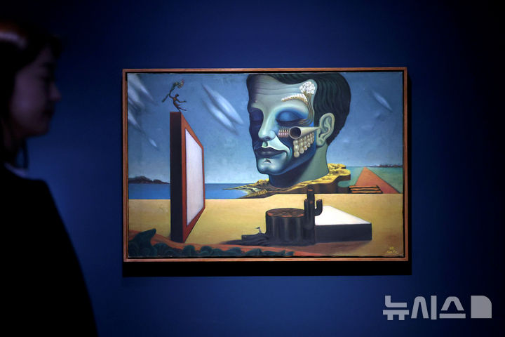 [서울=뉴시스] 박진희 기자 = 국립현대미술관 덕수궁에서 열린 초현실주의와 한국근대미술 전시 전경. 사진은 구로(久路) 김영환(1928-2011) 작가의 작품 '자화상 풍경'. 2025.04.16. pak7130@newsis.com