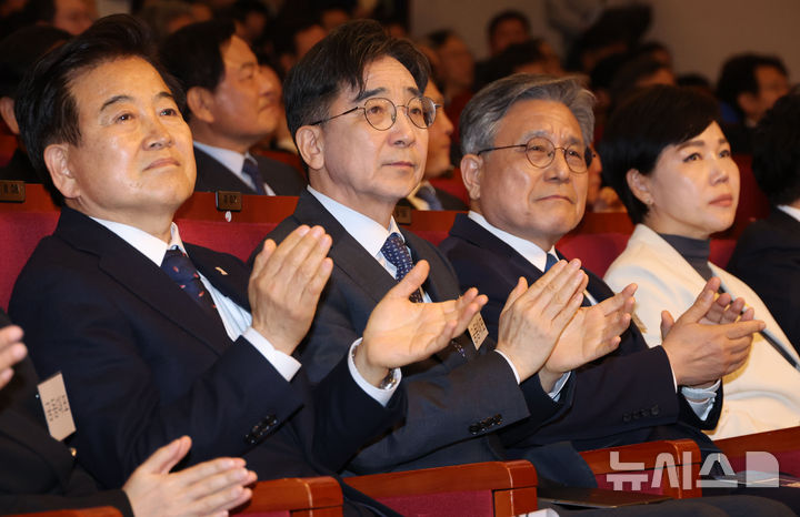 [서울=뉴시스] 조성봉 기자 = 유종일 성장과통합 상임공동대표를 비롯한 참석자들이 지난 16일 오전 서울 여의도 국회 도서관 대강당에서 열린 성장과통합 출범식에서 박수를 치고 있다. 왼쪽부터 정동영 더불어민주당 의원, 유 상임공동대표, 허민 상임공동대표, 전현희 의원. 2025.04.16. suncho21@newsis.com