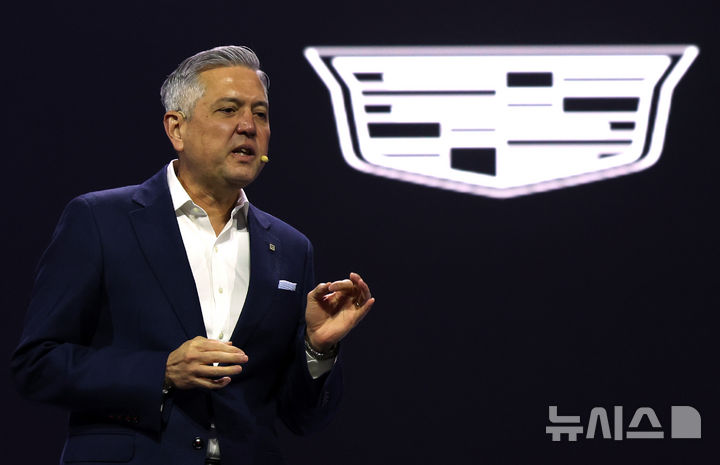 [광명=뉴시스] 이영환 기자 = 헥터 비자레알 GM 한국사업장 사장이 16일 오전 경기 광명시 아이벡스 스튜디오에서 열린 캐딜락 더 뉴 에스컬레이드 출시 행사에서 발언을 하고 있다. 2025.04.16. 20hwan@newsis.com