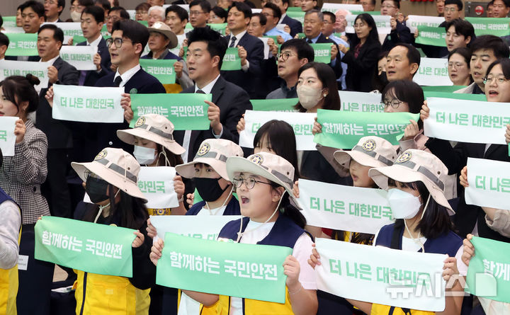 [세종=뉴시스] 강종민 기자 = 세월호 참사 11주기인 4월 16일 세종시 어진동 정부세종컨벤션센터에서 열린 제11회 국민안전의날 기념식에서 어린이 안전히어로즈 대원들과 참석자들이 안전실천을 다짐하고 있다. 2025.04.16. ppkjm@newsis.com