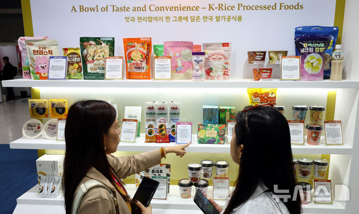 [서울=뉴시스] 박주성 기자 = 16일 서울 양재동 aT센터에서 열린 K-Food+ 바이어 초청 수출상담회에서 외국 바이어들이 한국 쌀가공식품을 둘러보고 있다. 2025.04.16. park7691@newsis.com