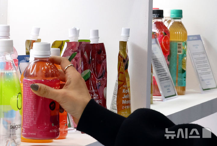 [서울=뉴시스] 박주성 기자 = 16일 서울 양재동 aT센터에서 열린 K-Food+ 바이어 초청 수출상담회에서 외국 바이어들이 한국 가공식품들을 둘러보고 있다. 2025.04.16. park7691@newsis.com