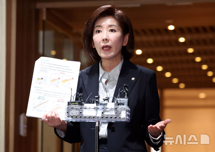 [서울=뉴시스] 추상철 기자 = 대선 출마를 선언한 나경원 국민의힘 의원이 16일 오전 서울 중구 서울시청에서 오세훈 서울시장과 만난 후 브리핑을 하고 있다. 2025.04.16. scchoo@newsis.com