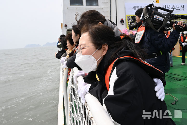[진도=뉴시스] 김혜인 기자 = 세월호 참사 11주기인 16일 오전 전남 진도군 맹골수도에서 열린 선상추모식 중 세월호 참사 유족이 사고 해역을 보며 오열하고 있다. 2025.04.16. hyein0342@newsis.com