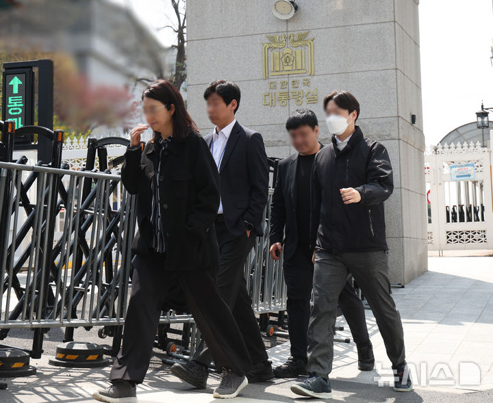 [서울=뉴시스] 조수정 기자 = 대통령실 압수수색을 시도중인 경찰 비상계엄 특별수사단이 16일 서울 용산 대통령실 청사 민원실 출입구를 나오고 있다. 2025.04.16. chocrystal@newsis.com