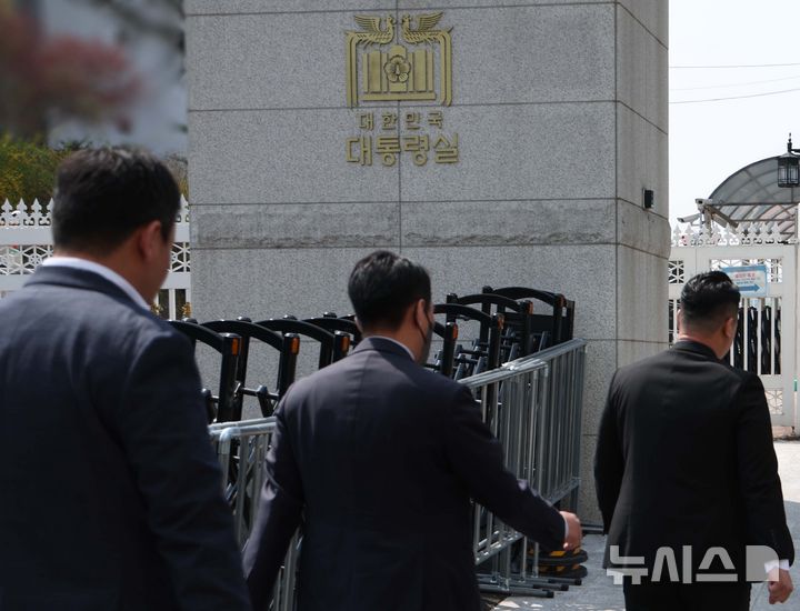 [서울=뉴시스] 조수정 기자 = 대통령실 압수수색을 시도중인 경찰 비상계엄 특별수사단이 16일 서울 용산 대통령실 청사 민원실 출입구를 나오고 있다. 2025.04.16. chocrystal@newsis.com