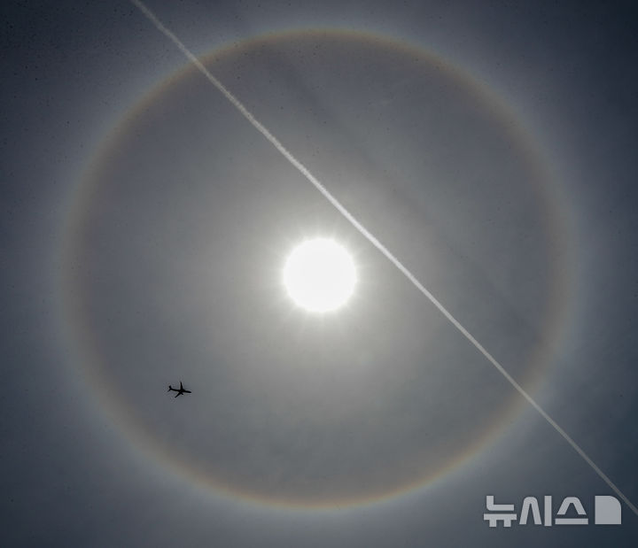 [제주=뉴시스] 우장호 기자 = 추위가 물러난 16일 오후 제주시 이호동에서 바라본 하늘에 햇무리가 관측돼 시선을 사로잡고 있다. 햇무리는 상공에 균일하게 옅은 구름이 드리우면 해 둘레에 빛깔이 있는 둥근 테두리가 생기는 현상을 말한다. 2025.04.16. woo1223@newsis.com