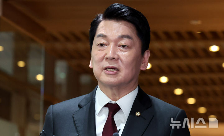 [서울=뉴시스] 추상철 기자 = 대선 출마를 선언한 안철수 국민의힘 의원이 지난 16일 오후 서울 중구 서울시청에서 오세훈 서울시장과 오찬 회동을 마친후 브리핑을 하고 있다. 2025.04.16. scchoo@newsis.com
