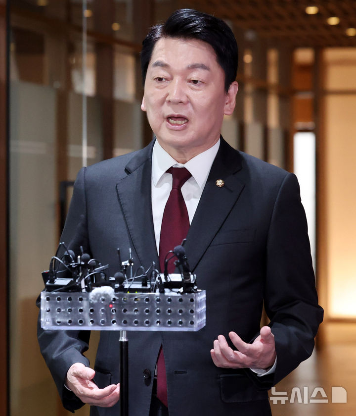 [서울=뉴시스] 추상철 기자 = 대선 출마를 선언한 안철수 국민의힘 의원이 16일 오후 서울 중구 서울시청에서 오세훈 서울시장과 오찬 회동을 마친후 브리핑을 하고 있다. 2025.04.16. scchoo@newsis.com