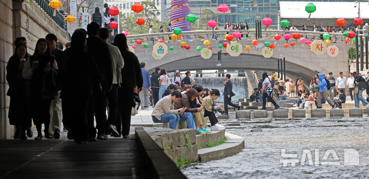 [서울=뉴시스] 김금보 기자 = 평년 기온을 회복하며 완연한 봄 날씨를 보인 16일 서울 중구 청계천에서 시민들이 휴식을 취하고 있다. 2025.04.16. kgb@newsis.com