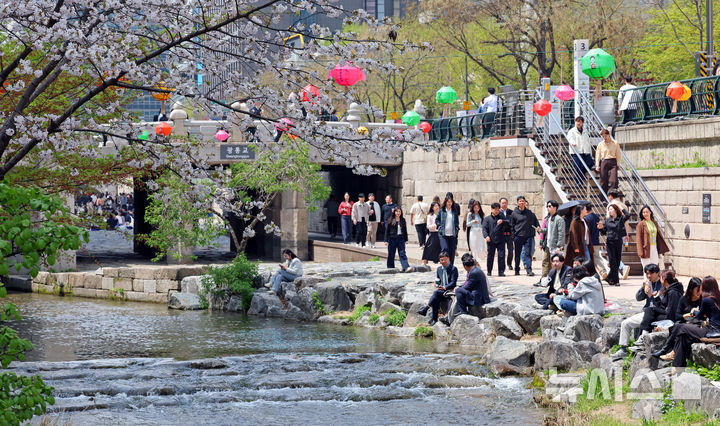 [서울=뉴시스] 김금보 기자 = 평년 기온을 회복하며 완연한 봄 날씨를 보인 16일 서울 중구 청계천에서 시민들이 휴식을 취하고 있다. 2025.04.16. kgb@newsis.com