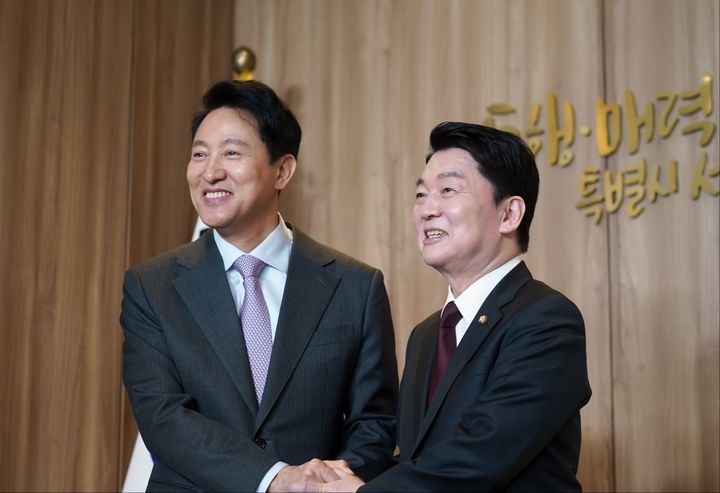 [서울=뉴시스] 조성봉 기자= 안철수 제21대 대통령 선거 국민의힘 경선 후보가 16일 서울 중구 서울시청에서 오세훈(왼쪽) 서울시장과 오찬회동을 마치고 기념촬영을 하고 있다. (사진=안철수 캠프 제공) 2025.04.16. photo@newsis.com *재판매 및 DB 금지